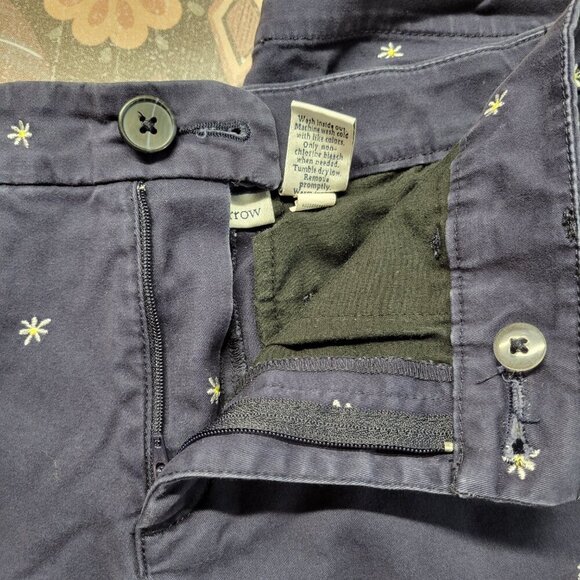 Croft & Barrow Stretch Size 8 Navy Blue Embroidered Daisy Chino Bermuda Shorts - Picture 8 of 10